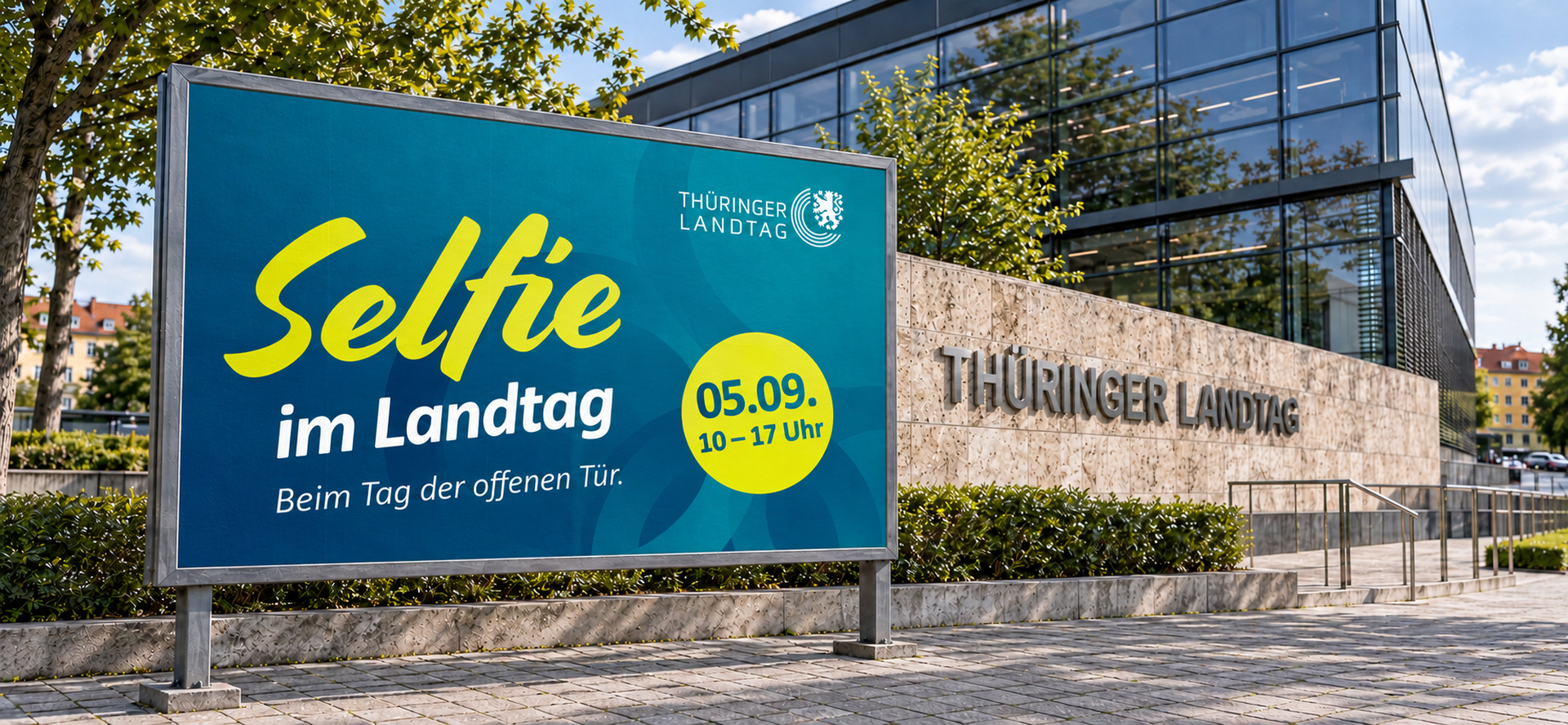 Mockup eines Großflächenplakats vor dem Thüringer Landtag in Erfurt: „Selfie im Landtag“ zum Tag der offenen Tür am 5. September von 10 bis 17 Uhr.