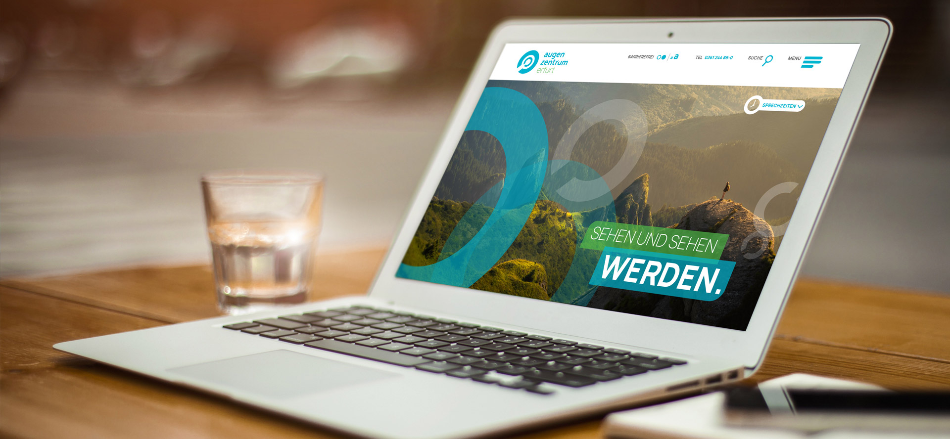 Aufgeklappter Laptop mit geöffneter Homepage der neuen Website des Augenzentrums Erfurt