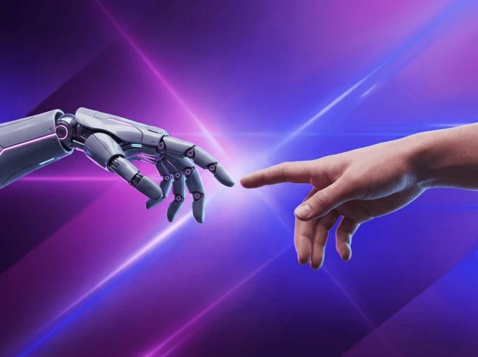 Roboterhand und menschliche Hand vor violett-blauem Licht – Sinnbild für Mensch‑KI‑Interaktion