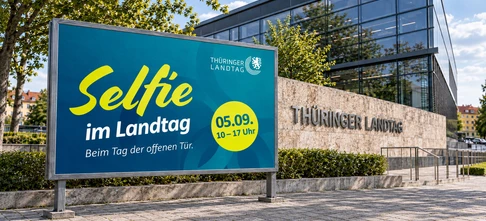 Mockup eines Großflächenplakats vor dem Thüringer Landtag in Erfurt: „Selfie im Landtag“ zum Tag der offenen Tür am 5. September von 10 bis 17 Uhr.