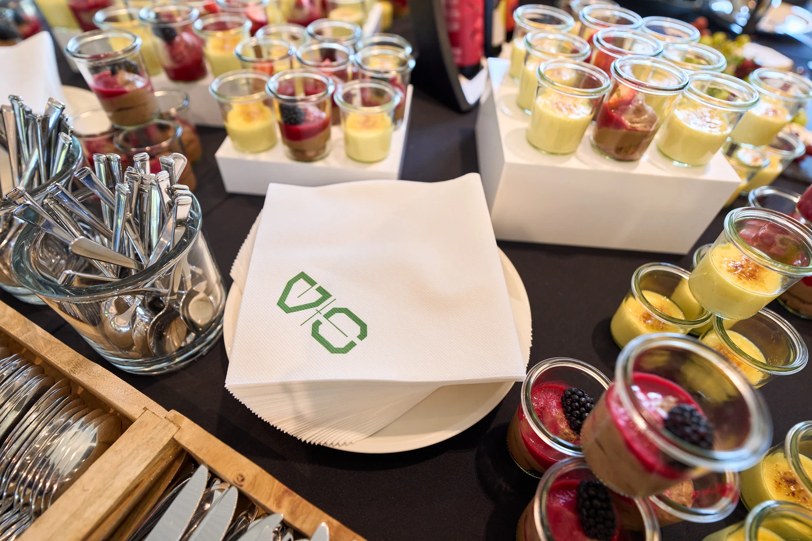 Catering mit V+S gebrandeten Servietten bei der Jubiläumsveranstaltung