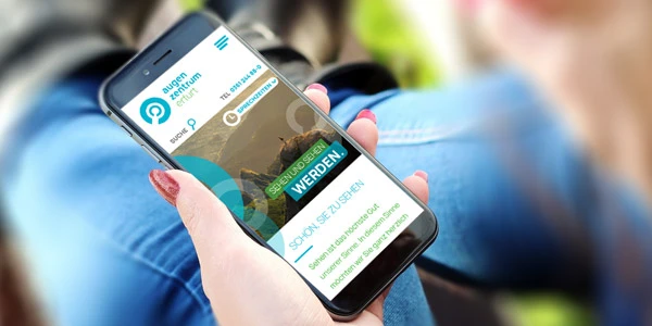 Ansicht der neuen Website Augenzentrum Erfurt auf dem Smartphone dargstellt