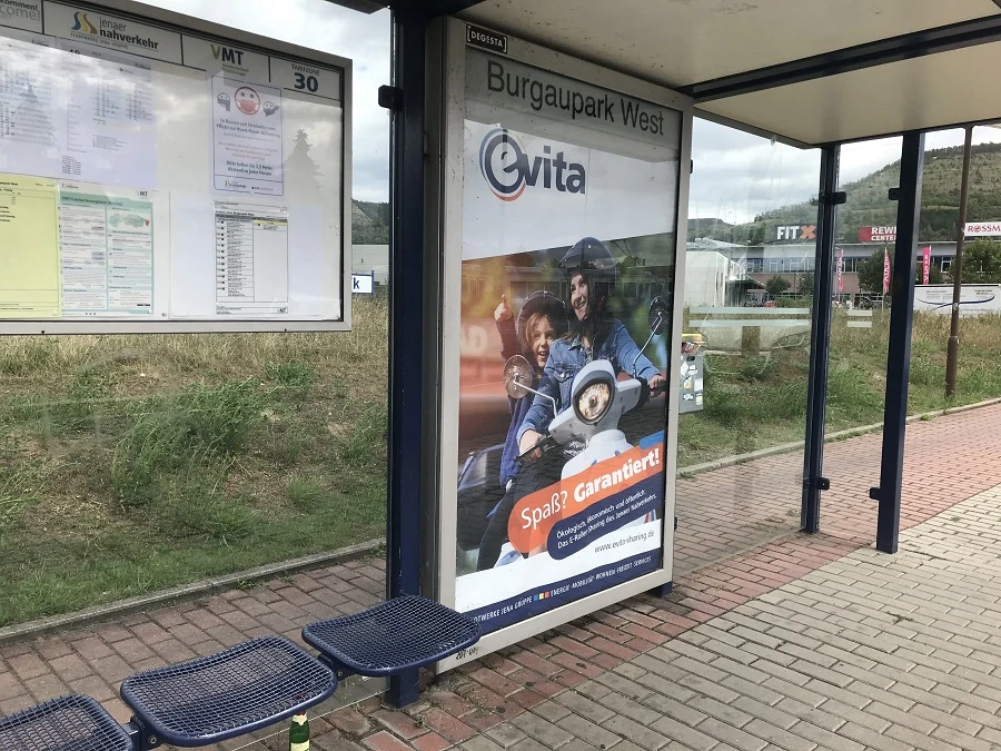 evita-Plakat an Jenaer Haltestelle