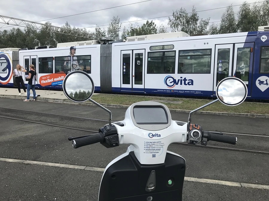 evita-Roller in Blickrichtung evita-Straßenbahn