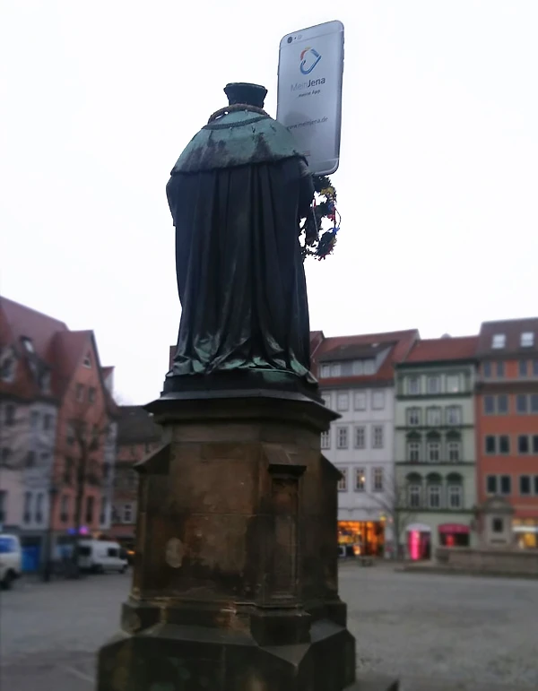 Ein Smartphone für den Hanfried und QR-Codes auf den Gehwegen Ein Smartphone für den Hanfried und QR-Codes auf den Gehwegen