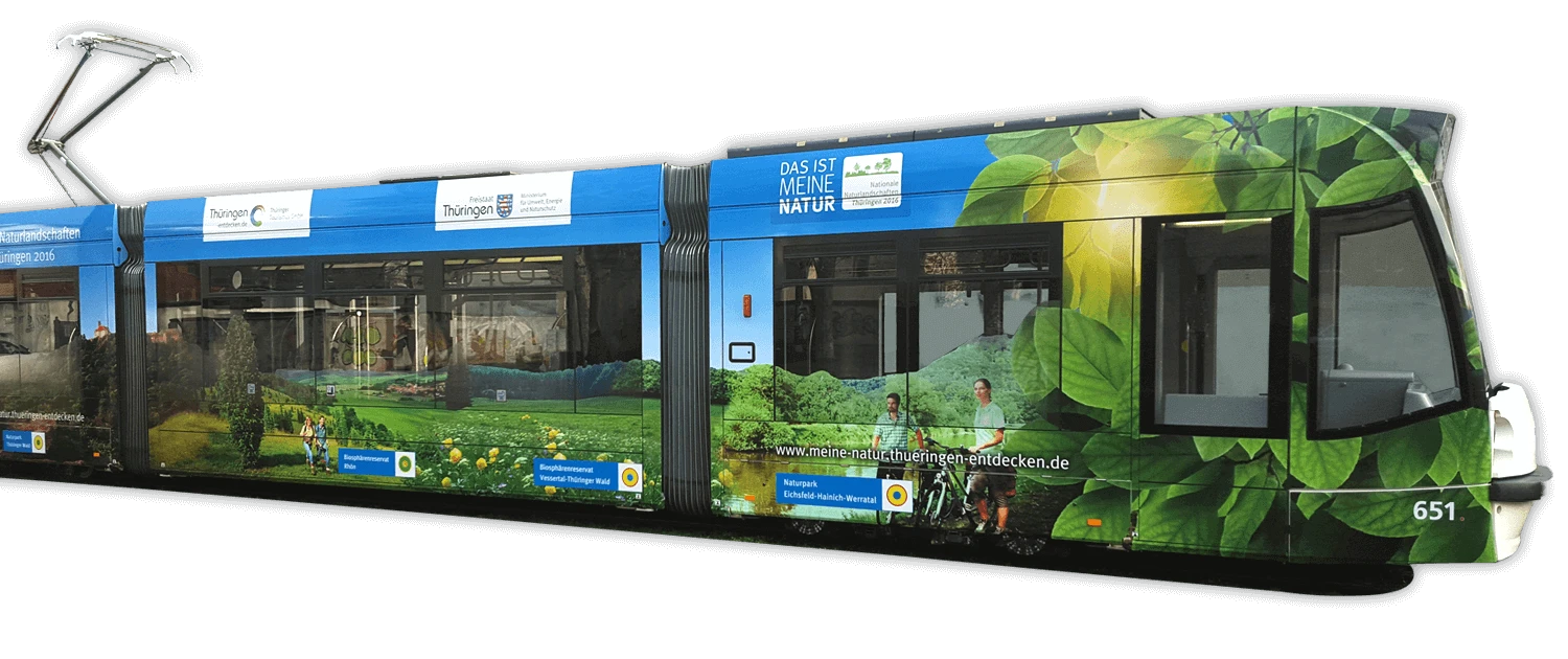 „Das ist meine Natur“ – so das Motto der von kartinka gestalteten Straßenbahn für den Freistaat Thüringen „Das ist meine Natur“ – so das Motto der von kartinka gestalteten Straßenbahn für den Freistaat Thüringen
