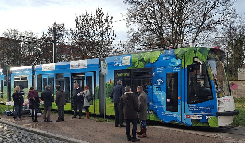 „Das ist meine Natur“ – so das Motto der von kartinka gestalteten Straßenbahn für den Freistaat Thüringen