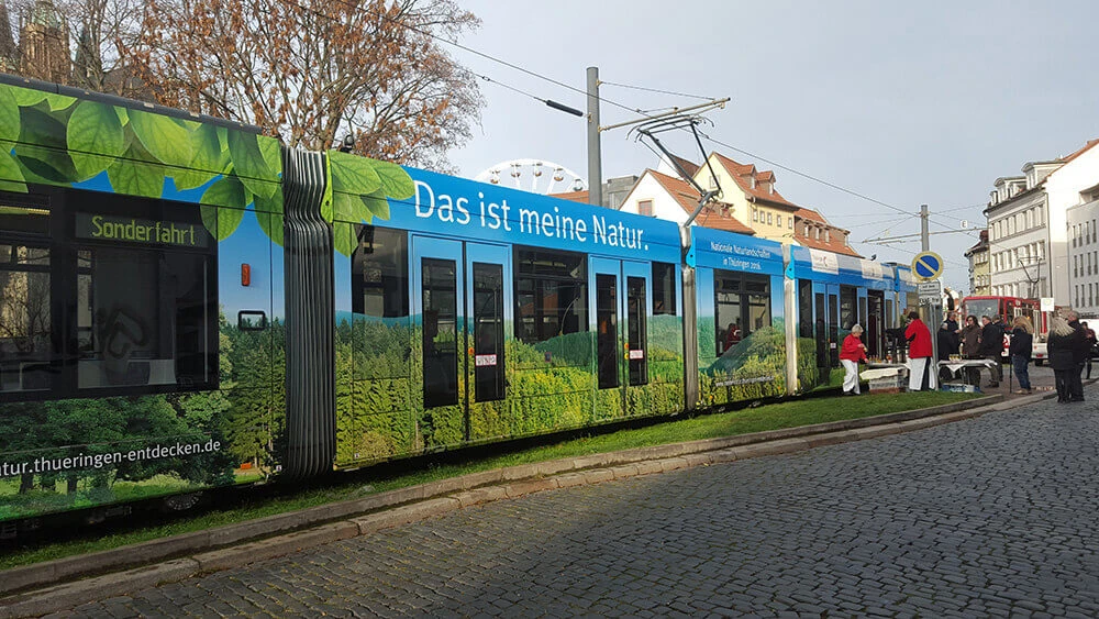 „Das ist meine Natur“ – so das Motto der von kartinka gestalteten Straßenbahn für den Freistaat Thüringen