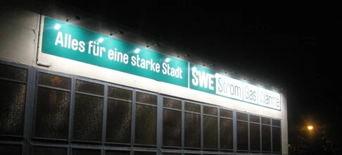 Die Logo Beschriftung des SWE Gebäudes bei Nacht